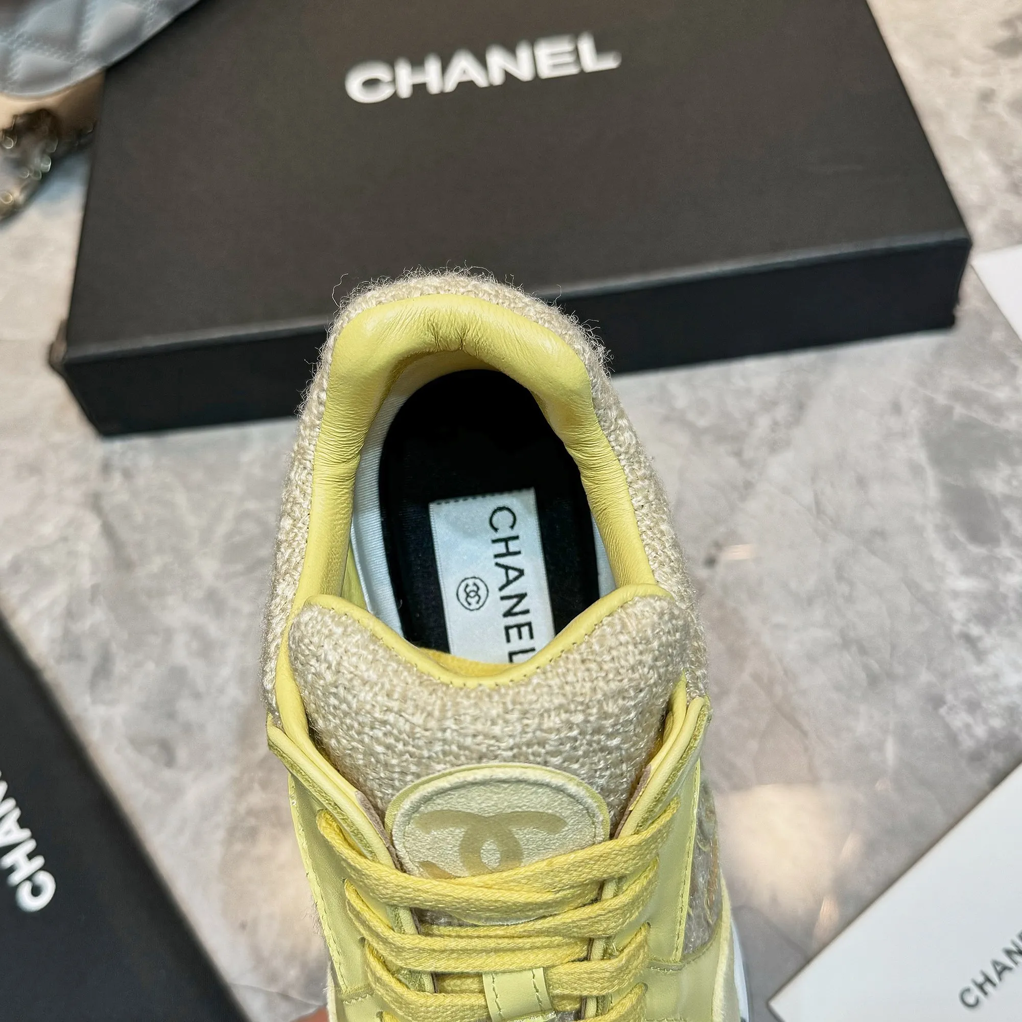 Men's shoes pP700! Chanel Chanel - 2024 counter top casual sneakers This classic design; the upper is embroidered with various techniques; the outsole is fashionable and sporty; the outsole is stylish and sporty; it incorporates a variety of color matching elements... The diversified mix and match is very good-looking and versatile, casual, fashionable, sports, and outdoor can be taken into account... ꫛꫀꪝ Go➫ Material: ❶Upper made of: original imported high silk cowhide suede + small fragrance fabric ❷Inner use: Original imported breathable sheepskin lining ❸ Outsole based on: Original TPU combination outsole Special counter boutique packaging complete set Women 35–41 Men 38-45